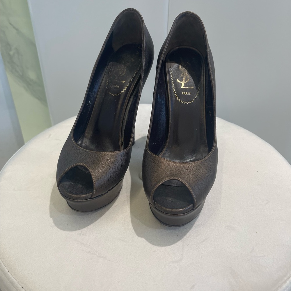 Yves Saint Laurent Womens Pumps Size 35 1/2 in good condition